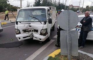Kontrolden çıkan kamyonet ağaca çarptı: 1 yaralı