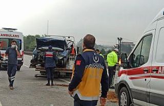 Kontrolden çıkan otomobil bariyerlere çarptı:...