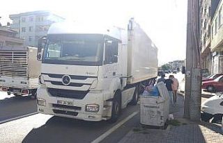 Kontrolden çıkan tır otomobile çarptı