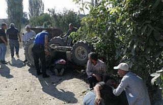 Kontrolden çıkan traktör devrildi: 2 yaralı