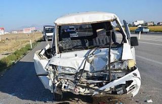 Konya’da minibüs tıra çarptı: 1 yaralı