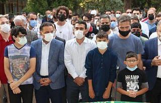 Korona virüse yenilen doktor son yolculuğuna uğurlandı