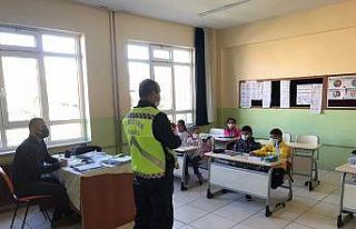 Köy köy gezip miniklere trafik eğitimi veriyorlar