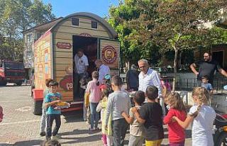 Köy köy gezip oyuncak dağıtıyor