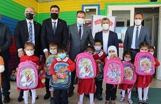 Köy okulu öğrencilerinin çanta sevinci