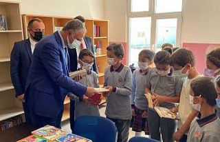 Köy okulunda öğrencilere kitap hediye edildi