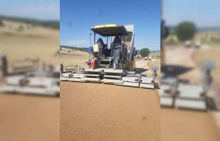 Köy yollarında asfalt çalışması