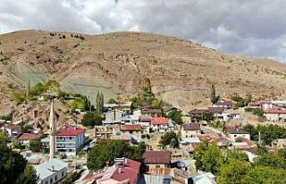Köyü tehdit eden kayalardan çelik set koruyor