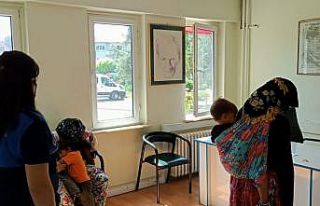 Kucaklarında çocukları ile dilenirken yakalandılar