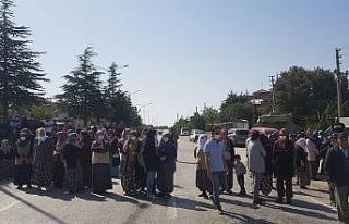 Küçük çocuğun ölümünden sonra yolu trafiğe...