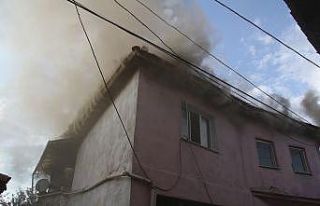 Kula’da tarihi bitişik 2 taş ev küle döndü