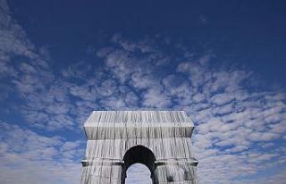 Kumaşla kaplanan Paris’in simgesi Zafer Takı ziyarete...