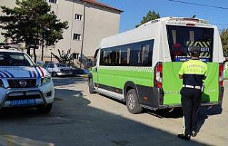 Kurallara uymayan servis araçları jandarmaya takıldı