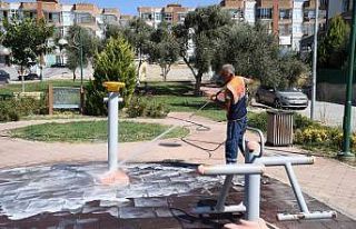 Kuşadası Belediyesi parklarda temizlik çalışması...
