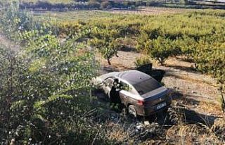 Kuşadası’nda otomobil tarlaya uçtu