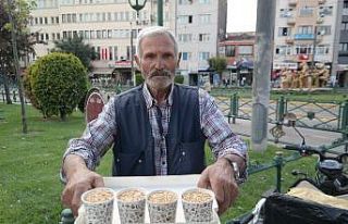 Kuşların karnının doyması için gün boyu bekliyor