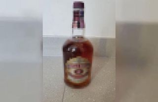 Laboratuvarda suç delili olarak saklanan 2 şişe...