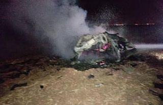 Lastiği patlayan kamyonet takla atıp alev aldı:...