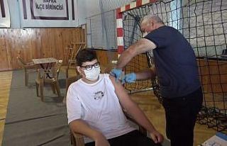 Liseliler okulda aşı oldu