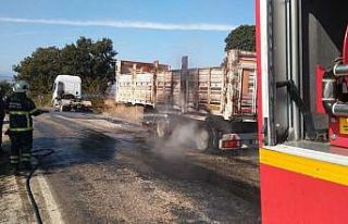 Lâstiği patlayan TIR’ın dorsesi yandı