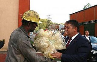 Madenci, sendikasını çiçeklerle karşıladı