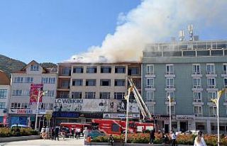 Mağaza deposunda çıkan yangın paniğe neden oldu