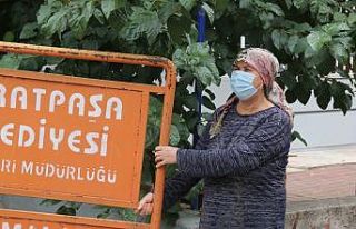 Mahallede bulunan tabelayı aracına yükleyen hurdacıya...