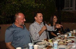 Mahallelilerle yemekte buluşan Başkan Özyiğit,...