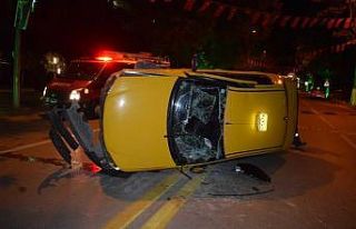 Malatya’da ticari araç yan yattı, sürücü araçta...