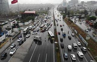 Maltepe E-5’te İETT otobüsü kamyona çarptı:...