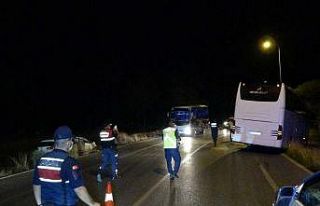 Manavgat’ta otomobil tur otobüsüne çarptı: 2...