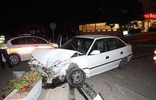 Manavgat’ta restorana girmesine ramak kalan otomobil,...
