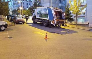 Marketten evine giderken çöp kamyonunun çarptığı...