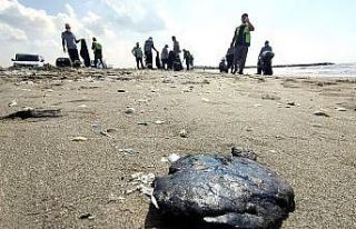 Mersin sahiline vuran petrol atıkları temizlendi