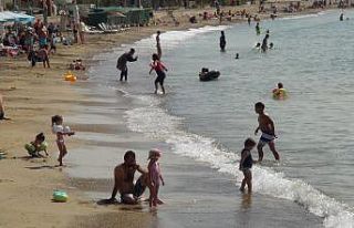 Mersin’de okullar açılmasına rağmen sahillerde...