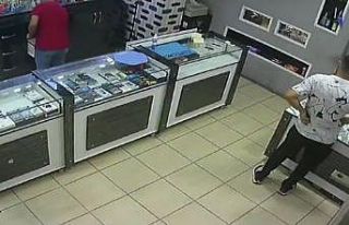 Mersin’de trajikomik olay: Hırsız bozuk telefonu...