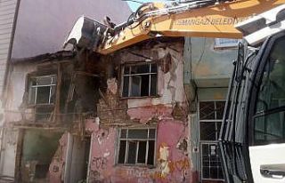 Metrûk binaların yıkımı sürüyor