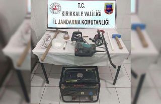 Mezarlıkta define arayan iki şüpheli suçüstü...