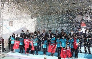 Mezun olduğu okul yıkılınca yeniden inşa etti
