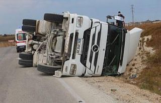 Mıcır dolu kamyon şarampole devrildi: 1 yaralı