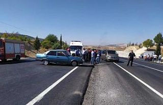 Midibüs ile otomobil çarpıştı:2 yaralı