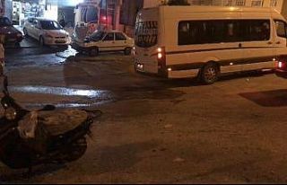Midibüs motosiklete çarptı: 1 yaralı