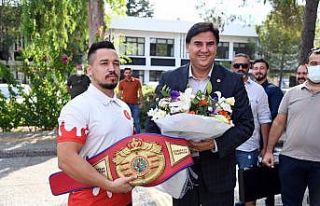 Milli Boksör Alcu, Başkan Karaca’yı ziyaret etti