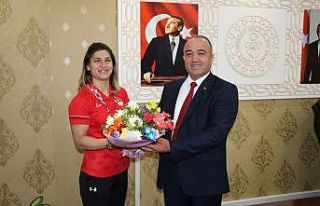 Milli sporcu Çelik Ağrı’da çiçeklerle karşılandı