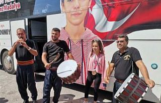 Milli yüzücü Sevilay’a coşkulu karşılama