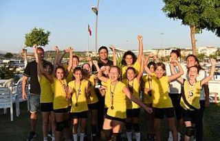 Mini Voleybolcular Aliağa’ya Kupayla Döndü