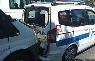 Minibüs polis aracına arkadan çarptı: 2 polis...