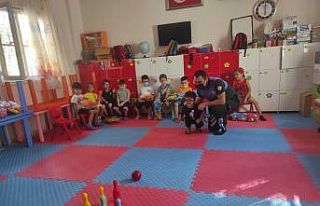 Minik Öğrenciler Polisle Kaynaştı