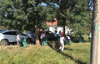 Minik öğrenciler ve ilçe protokolü tonlarca çöp...