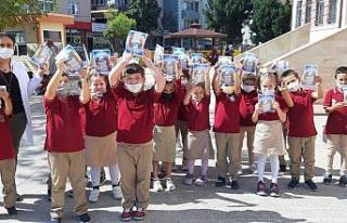 Minik öğrencilere 7 bin 500 kumbara dağıtıldı